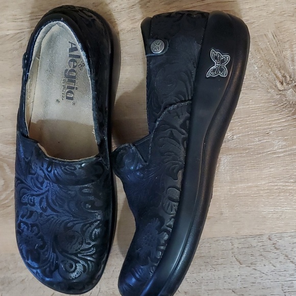 Shoes - Picture 2 of 3